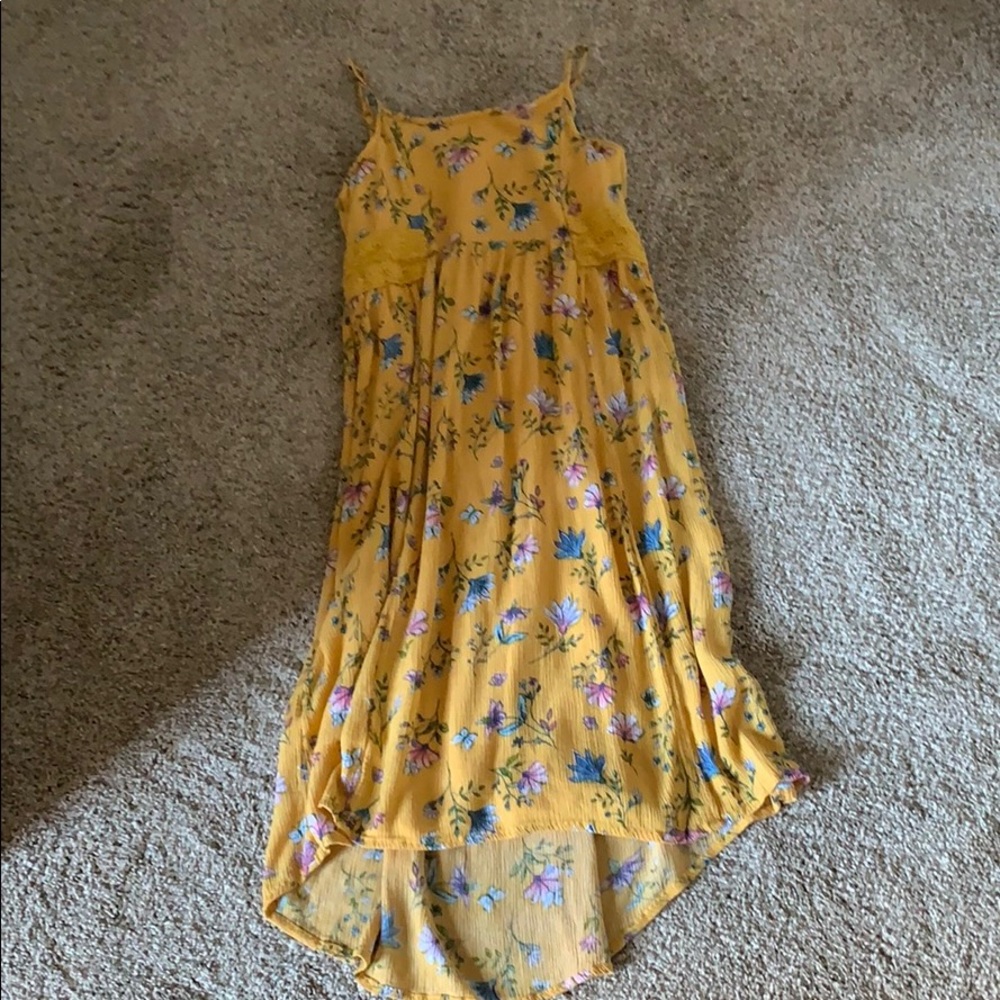 A  floral yellow dress